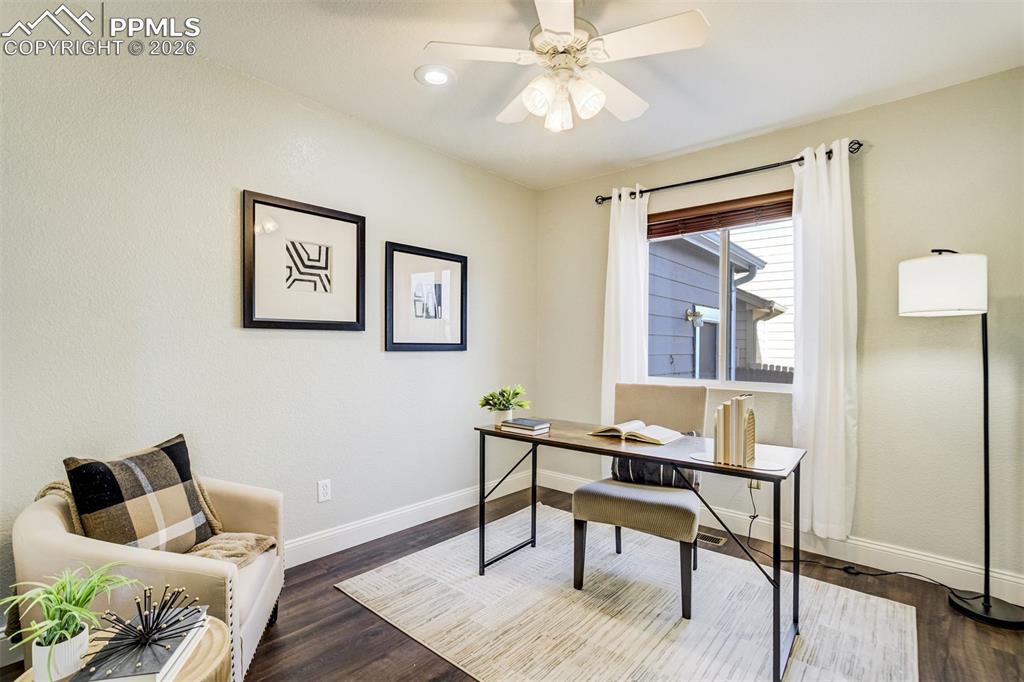 Image 22 of 50: Office