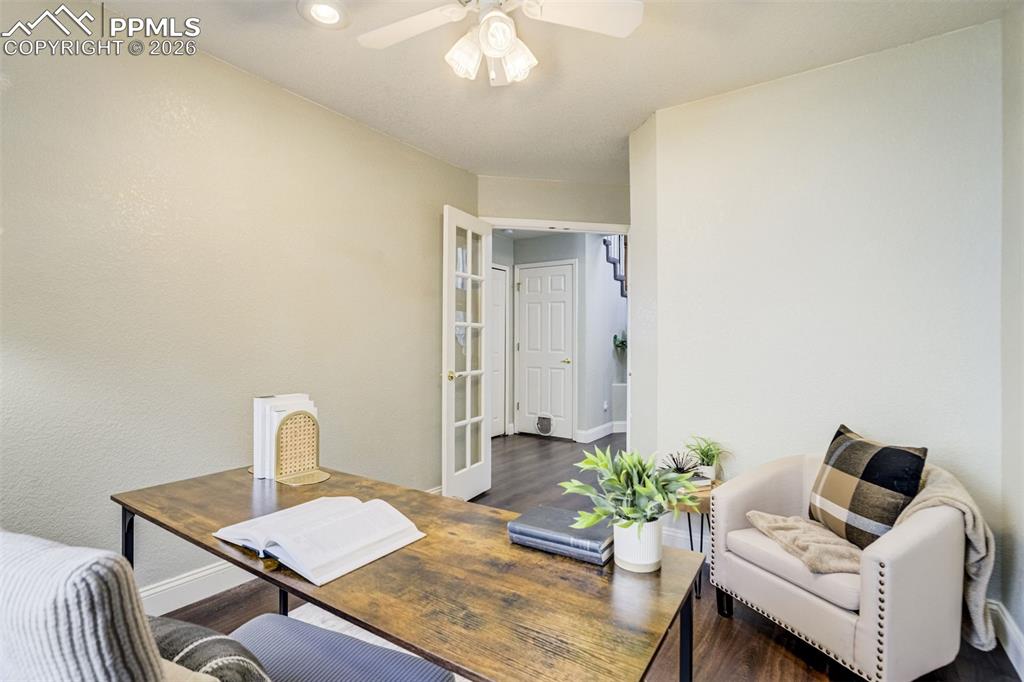 Image 23 of 50: Office