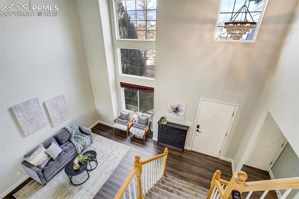 Image 25 of 50: Living Room