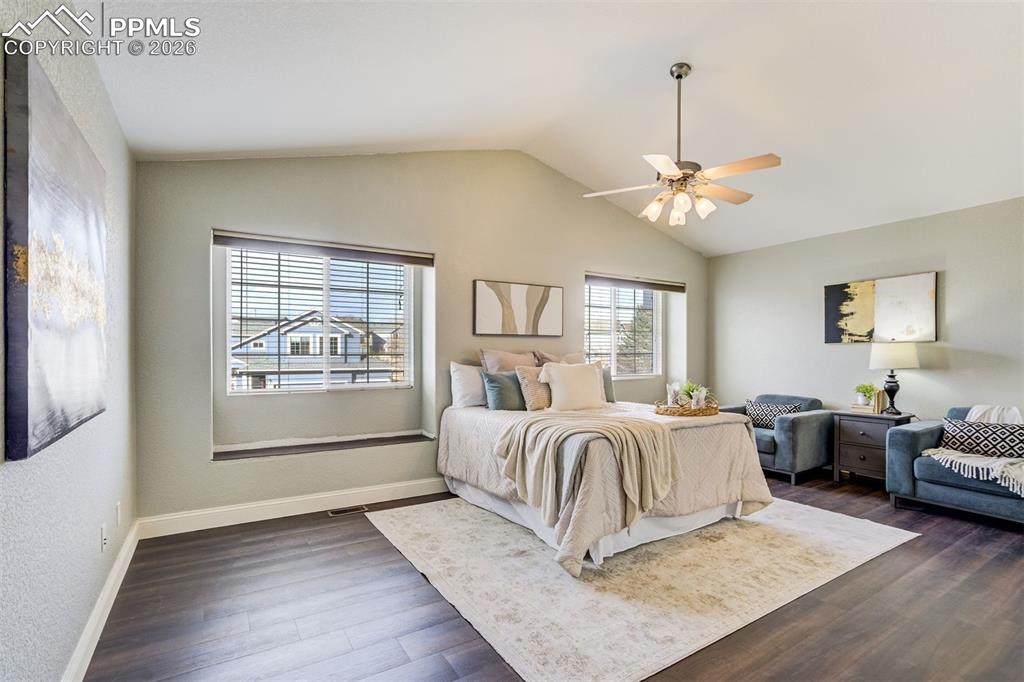 Image 26 of 50: Bedroom