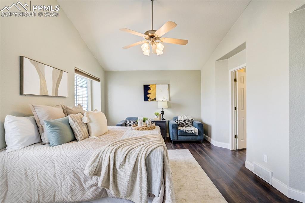 Image 27 of 50: Bedroom