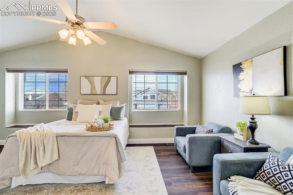 Image 28 of 50: Bedroom