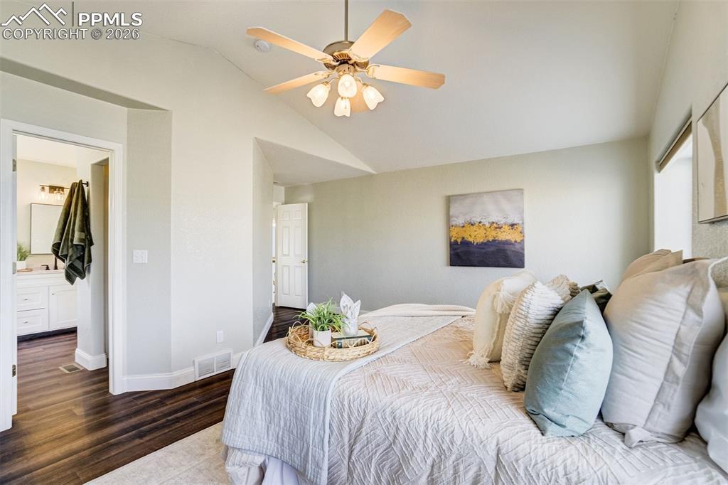 Image 29 of 50: Bedroom