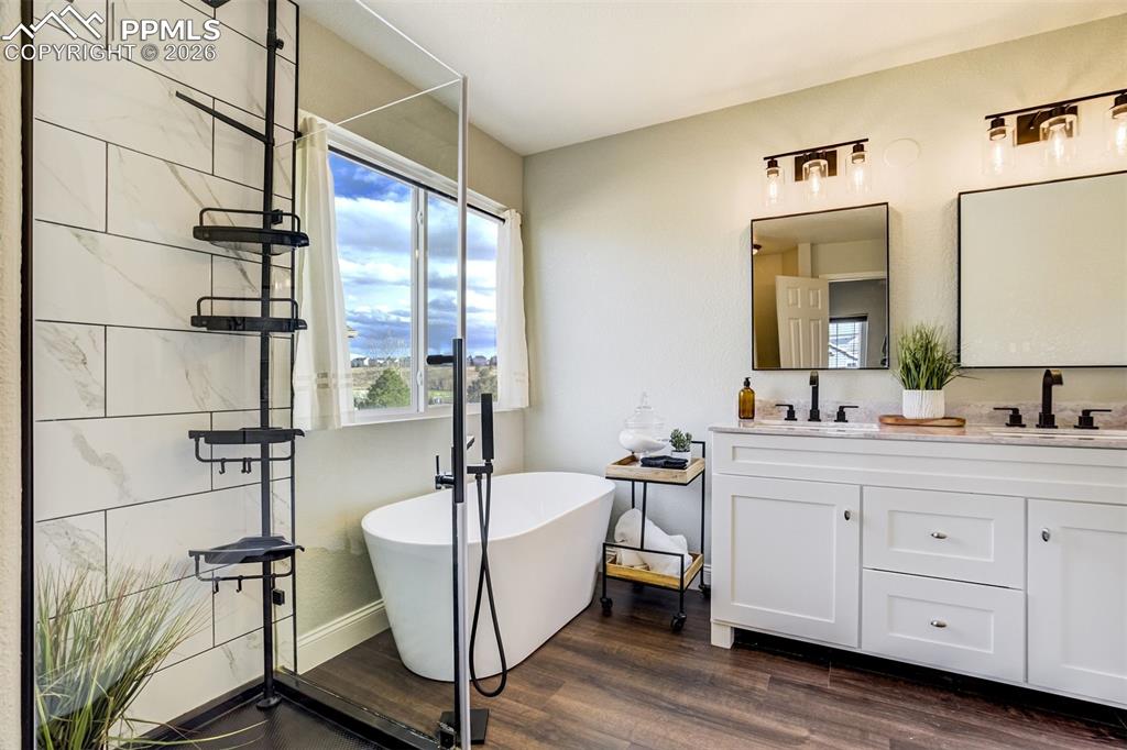 Image 30 of 50: Bathroom