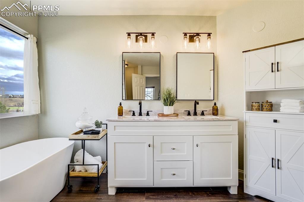 Image 31 of 50: Bathroom