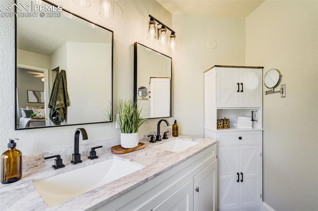 Image 32 of 50: Bathroom