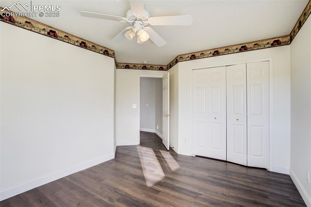 Image 35 of 50: Bedroom