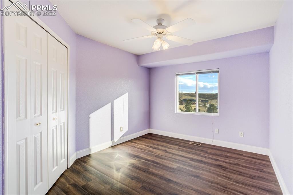 Image 36 of 50: Bedroom