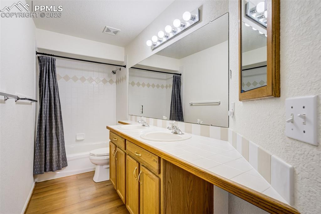 Image 38 of 50: Bathroom