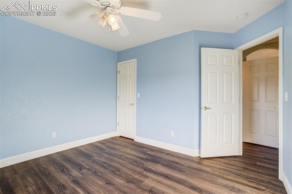 Image 40 of 50: Bedroom