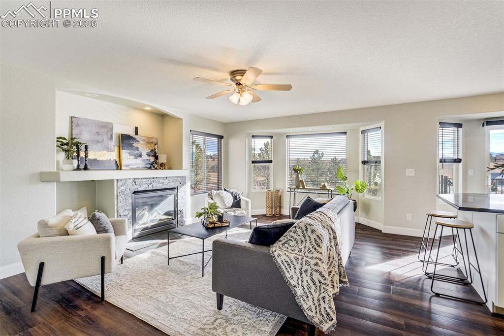 Image 6 of 50: Living Room