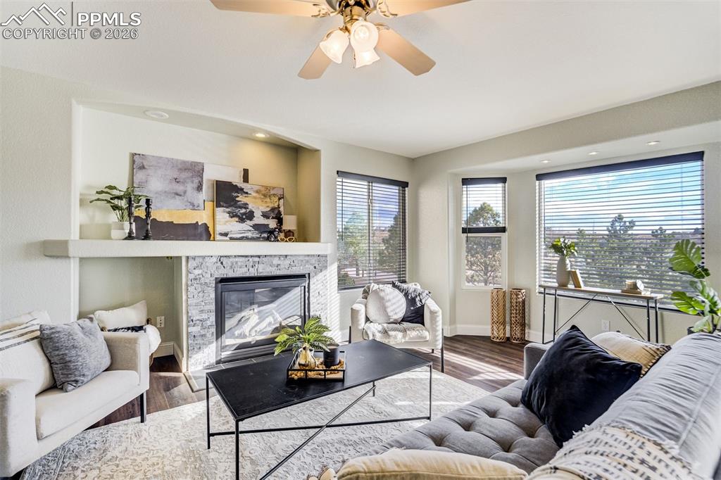 Image 7 of 50: Living Room