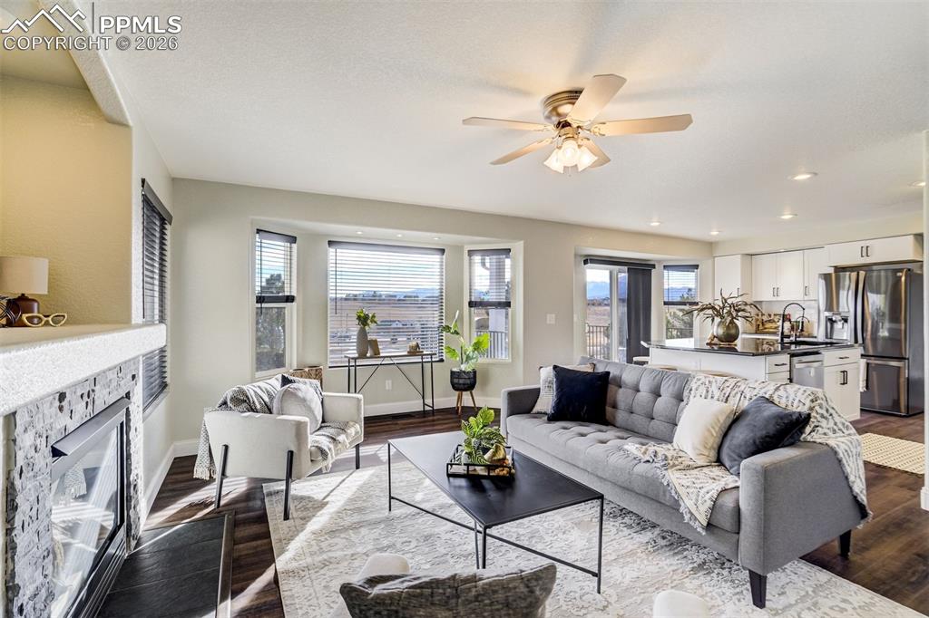 Image 8 of 50: Living Room