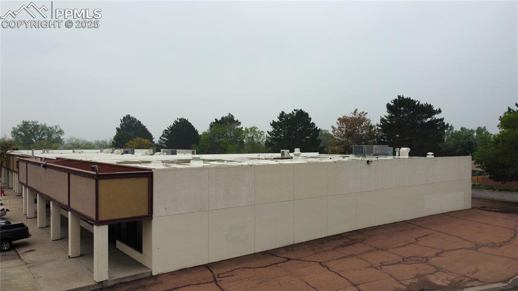 Image 6 of 8: View of patio
