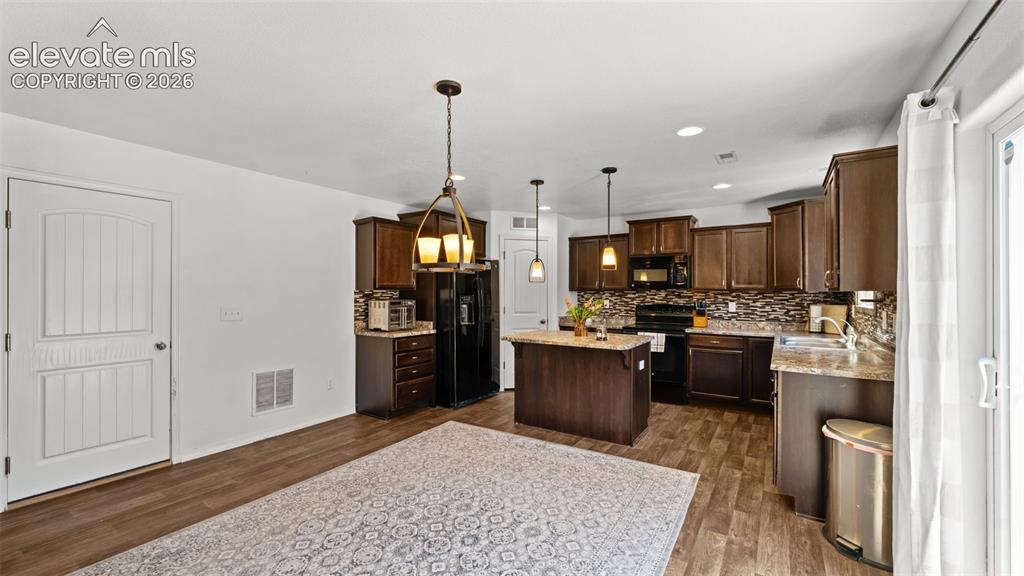 Image 10 of 34: Kitchen