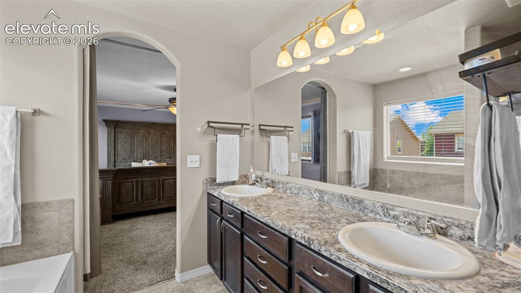 Image 16 of 34: Bathroom