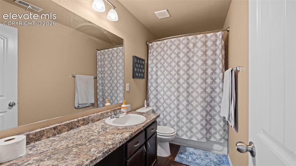 Image 24 of 34: Bathroom
