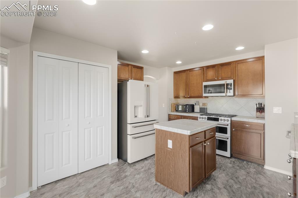 Image 11 of 39: Kitchen