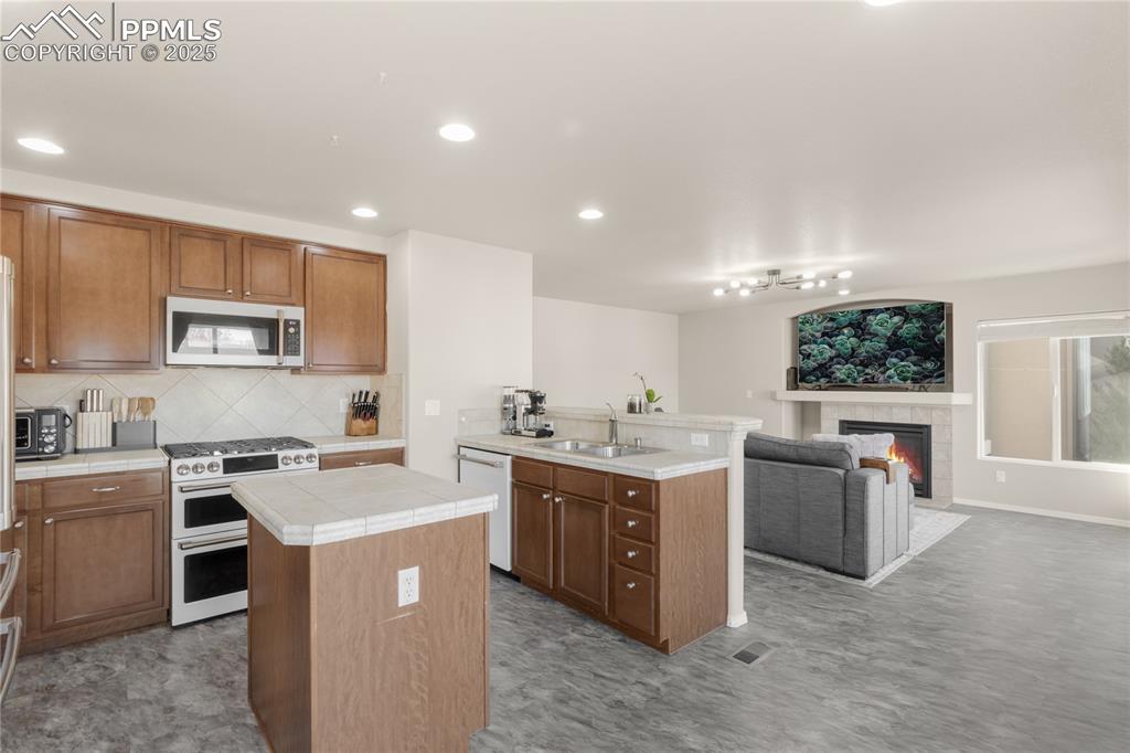 Image 12 of 39: Kitchen