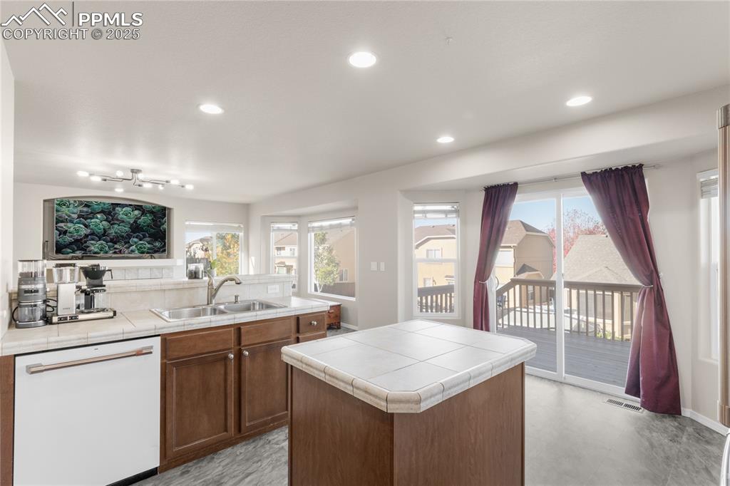 Image 14 of 39: Kitchen