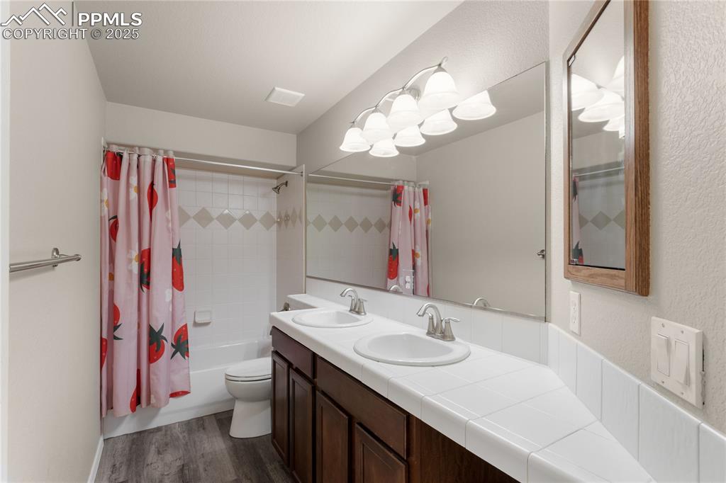 Image 26 of 39: Bathroom