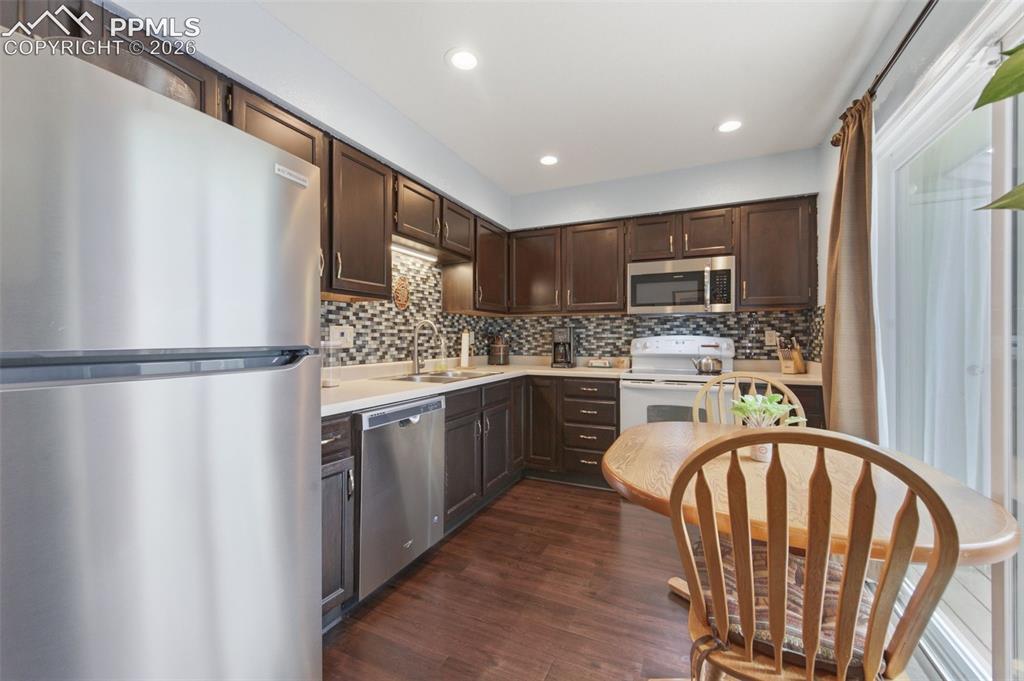 Image 13 of 26: Kitchen