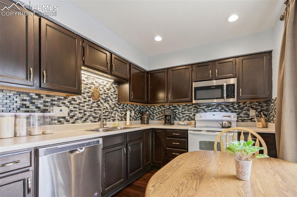 Image 14 of 26: Kitchen