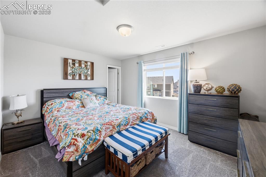 Image 18 of 41: Large island with a beautiful granite countertop.