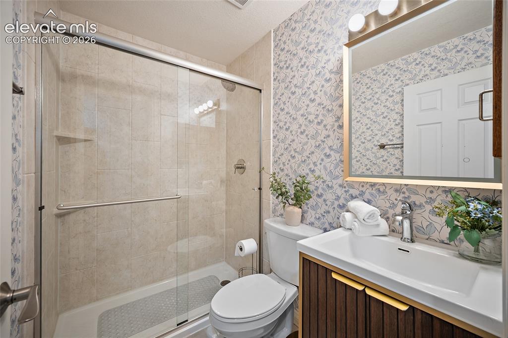 Image 14 of 34: Bathroom