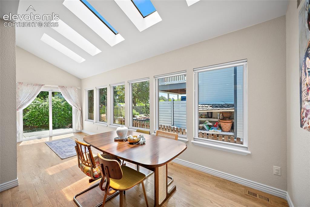 Image 4 of 34: Dining Area
