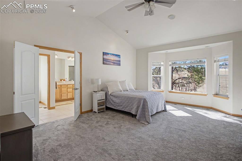 Image 17 of 48: Dining Area