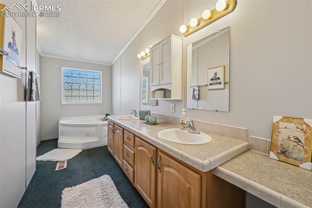 Image 14 of 36: Bathroom