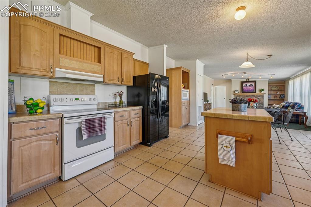 Image 19 of 36: Kitchen