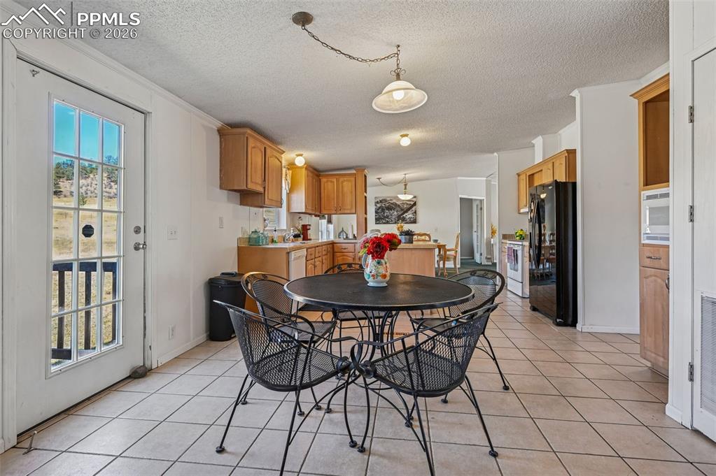 Image 26 of 36: Dining Area