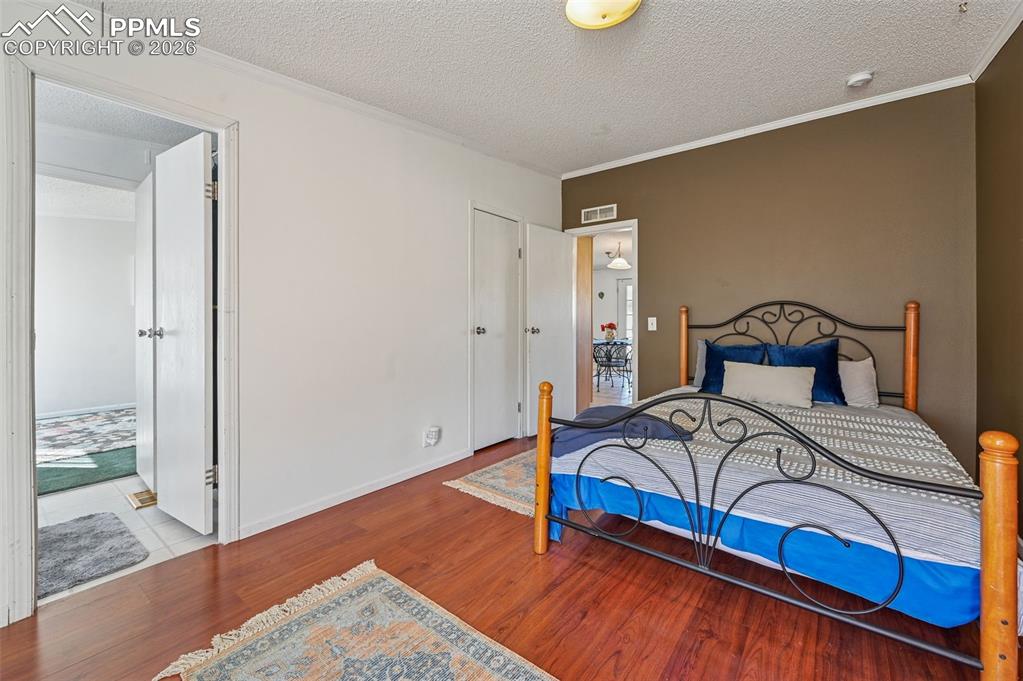 Image 28 of 36: Bedroom