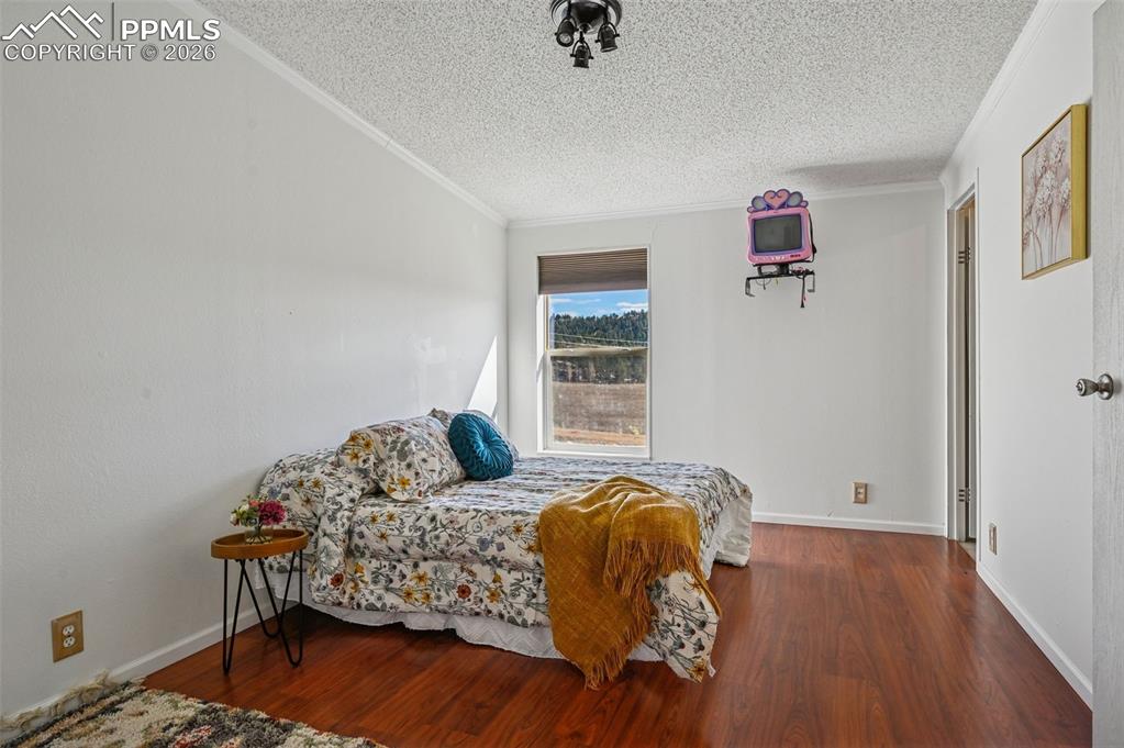 Image 29 of 36: Bedroom