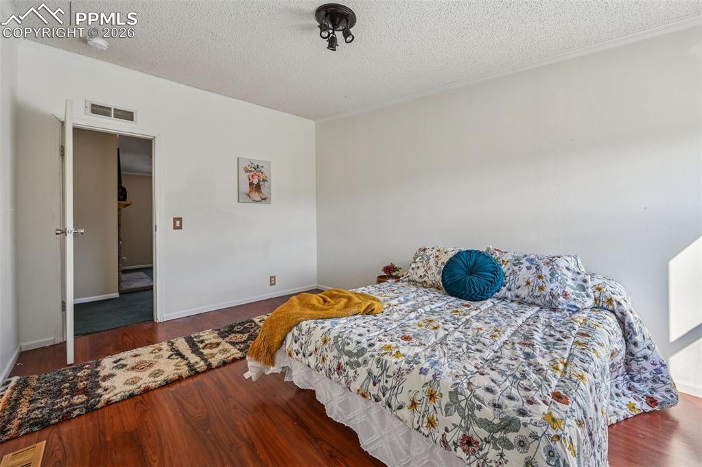 Image 31 of 36: Bedroom