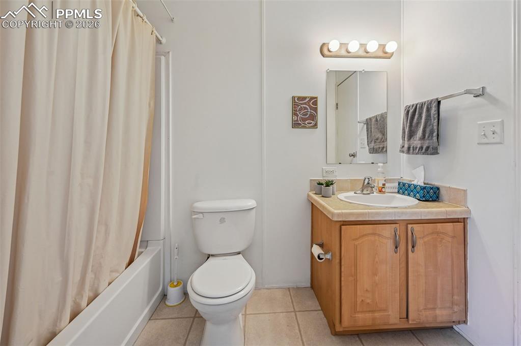 Image 35 of 36: Bathroom