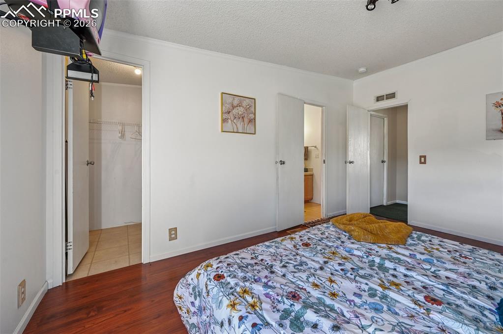 Image 36 of 36: Bedroom