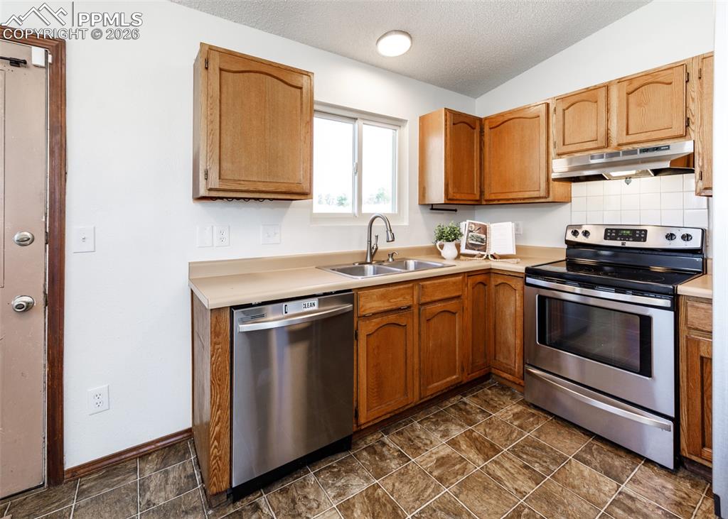 Image 12 of 38: Kitchen