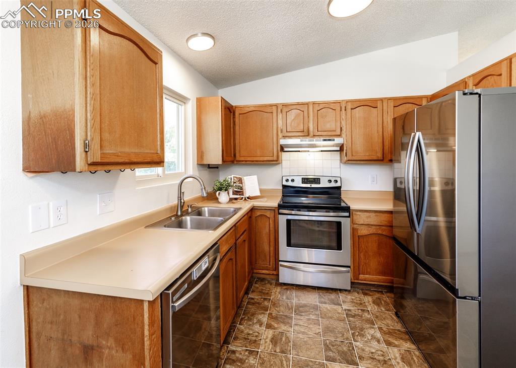 Image 13 of 38: Kitchen