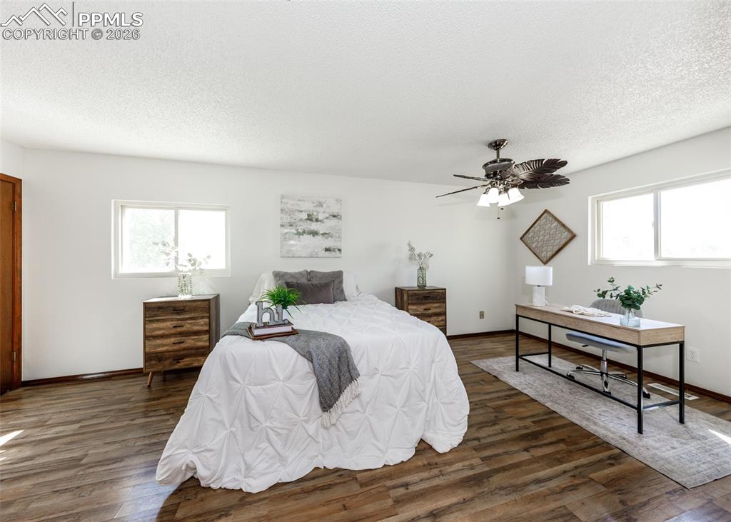 Image 15 of 38: Bedroom