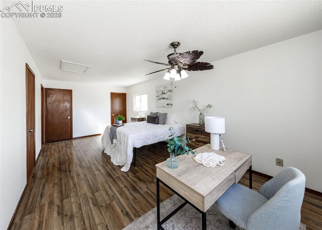 Image 18 of 38: Bedroom