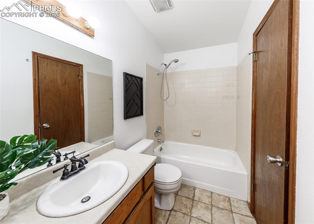 Image 20 of 38: Bathroom