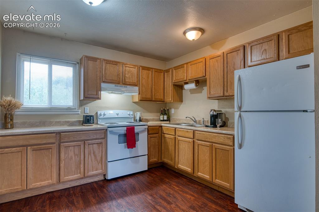 Image 15 of 34: Kitchen