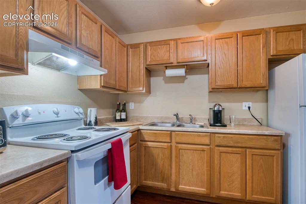 Image 16 of 34: Kitchen