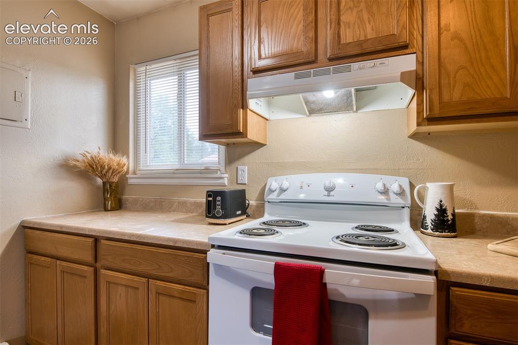 Image 17 of 34: Kitchen