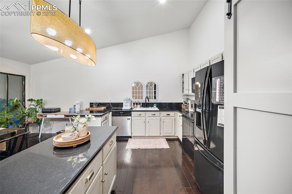 Image 8 of 22: Kitchen
