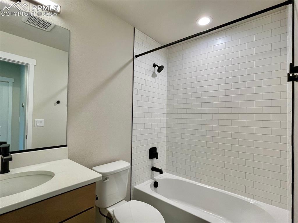 Image 13 of 28: Bathroom