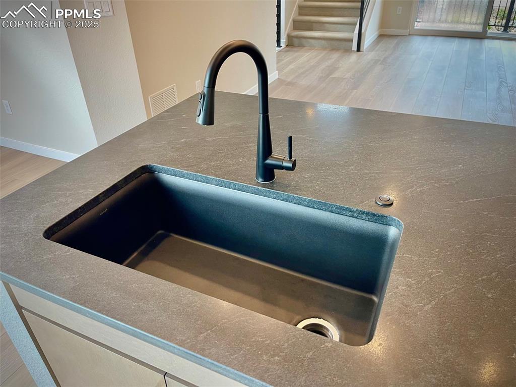 Image 17 of 28: Kitchen